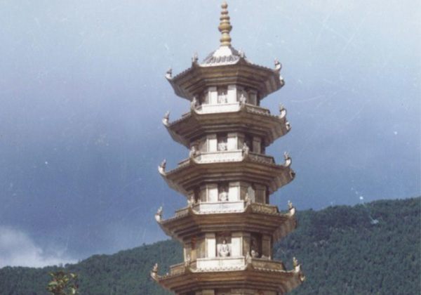 西藏林芝地區的福建公園雙塔之一...