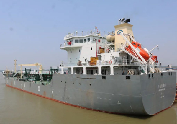 8000噸級成品油船是蕪湖造船廠為...
